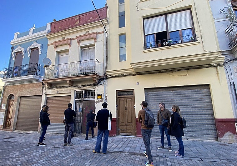 Así es la casa del Cabanyal con más pujas: un primer piso en la calle Francisco Eiximenis, con terraza de 60 metros y con un precio de salida de 120.000 euros